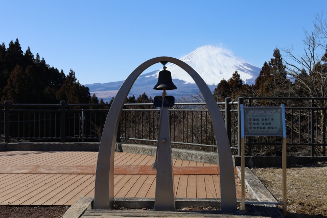 御殿場の「乙女の鐘」展望台から望む冠雪の富士山の風景