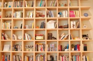画面いっぱいの本棚