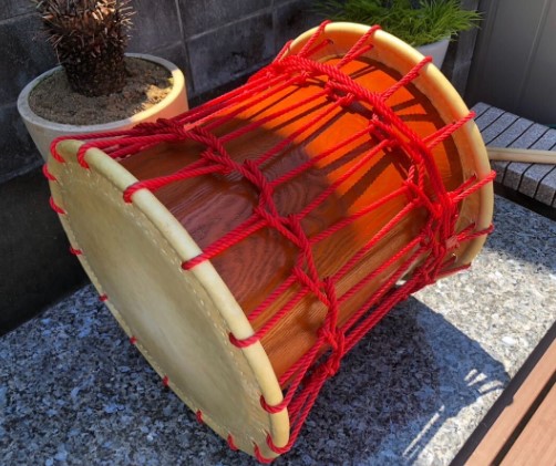 太鼓 買取 港区 ｜諏訪工芸 タモ刳り貫き2尺桶胴太鼓を高価買取しました。