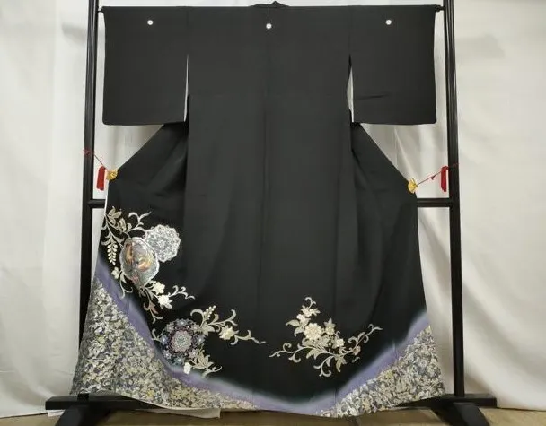 着物 買取 中央区 ｜黒留袖 駒刺繍 螺鈿 更紗花鳥文を高価買取しました。