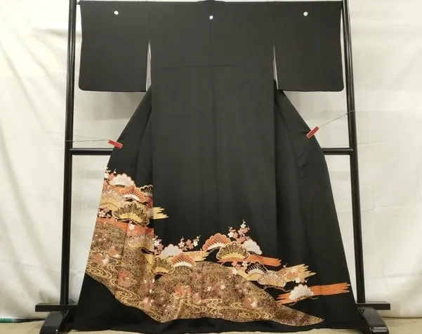 着物 買取 大田区 ｜黒留袖 駒刺繍 流水鴛鴦花松文を高価買取しました。