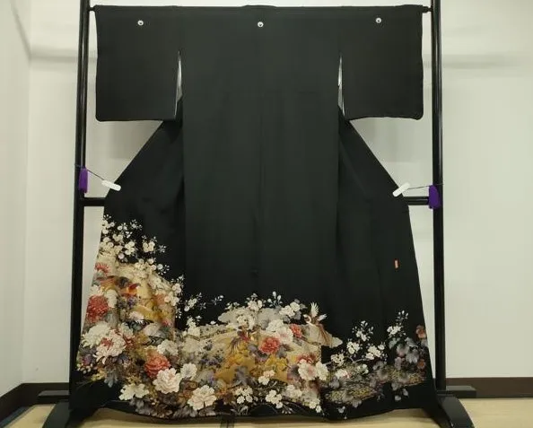 着物 買取 板橋区 ｜黒留袖 刺繍 金銀彩 鳳凰花文を高価買取しました。