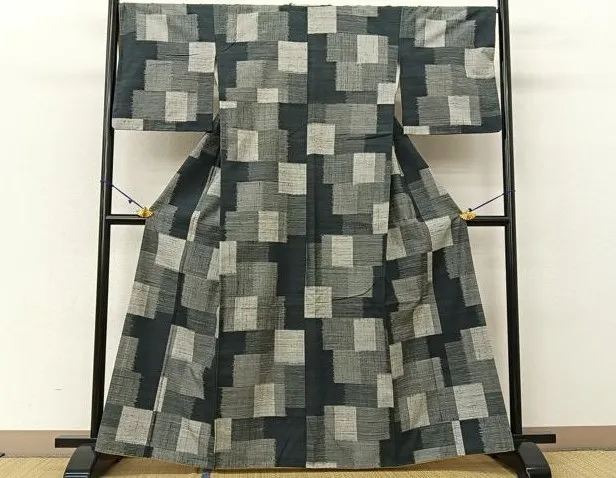 着物 買取 荒川区 ｜平和屋着物 幾何学文様 正絹を高価買取しました。