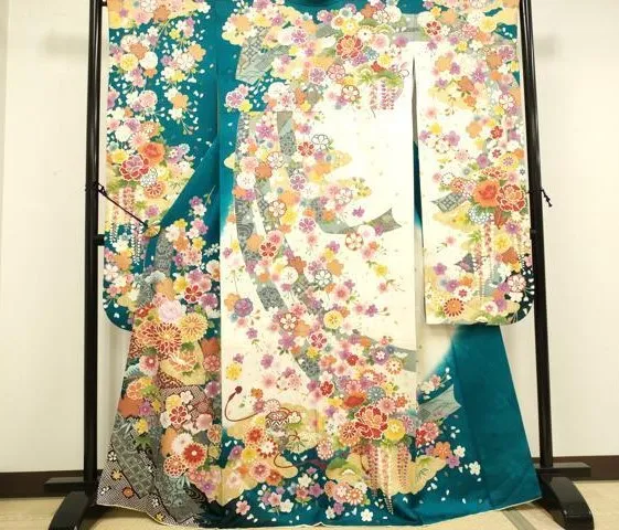 着物 買取 渋谷区 ｜平和屋着物 駒刺繍 貝桶吉祥花蝶文 暈し染めを高価買取しました。