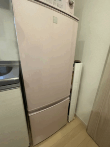 シャープ 冷蔵庫 ピンク ｜東京都大田区まで出張買取で冷蔵庫[シャープ SHARP 冷蔵庫 つけかえどっちもドア 137L ピンク系 SJ-14W-P]