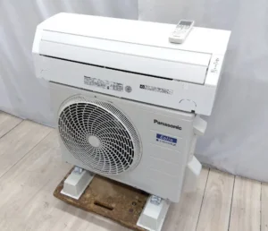 CS-J223D-Wの本体一式と付属のリモコン