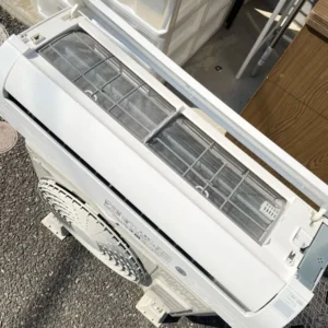 前面パネルを開けたRAS-KD22Mのフィルター部分