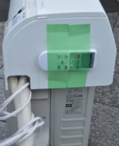 取り外した白くまくんRAS-F22RMのリモコンと束ねた配管