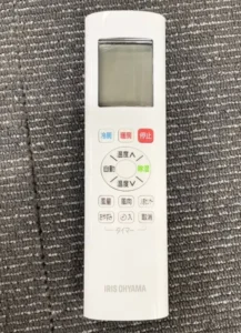 IRA-2801Wの純正リモコン。液晶とボタンの状態