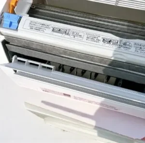 取り外したF225ATCS-Wの室内機内部