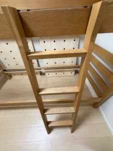 木製2段ベッドに付属するはしごの踏み板