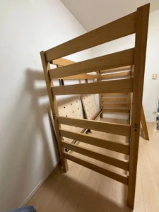 解体前の木製2段ベッドの全体