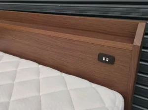 ニトリ ジオ チェスト40Tのヘッドボードと2口コンセント