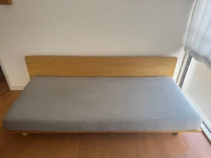 背もたれを外してベッドとして使用した状態