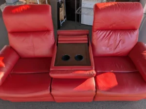 GTO 3人掛けソファのセンターコンソールを展開した状態