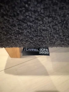 FLANNEL SOFA PIVOのロゴプレートと2020年の刻印