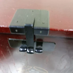 旅箪笥前面の黒い掛け金具