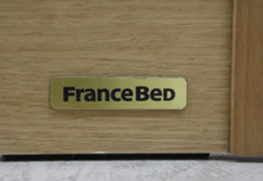 フットボードのFranceBedロゴプレート