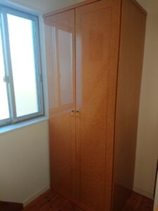 IDC大塚家具のバーズアイ大型ワードローブの設置状況と鳥眼杢の木目