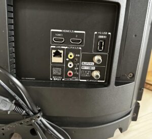 32S20のHDMI入力とアンテナ入力の端子まわり