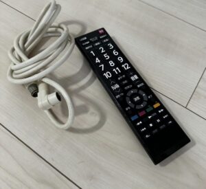 32S20に付属していた純正リモコンとアンテナケーブル