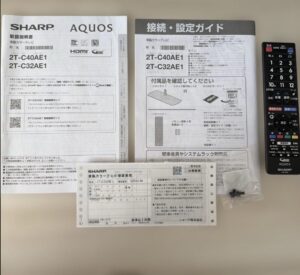 AQUOS 2T-C32AE1の付属品一式（取扱説明書・保証書・リモコン・スタンド取付ねじ）