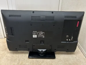 Panasonic VIERA TH-32F300の背面パネルとスタンドの状態