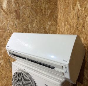 Panasonic CS-J221D-Wの室内機を斜め前から見た状態