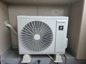 シャープ AY-R22DH の室外機 AU-R22DHY。ベランダに設置された状態