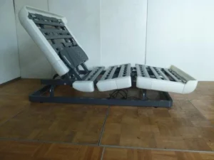 背上げと膝上げを動かしたRA2150Kの側面