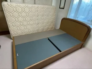 マットレスを外したシモンズのベッドフレームと床板2枚