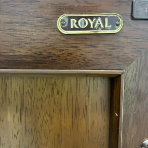 マルニ 地中海ロイヤルの扉に付くROYALの真鍮銘板