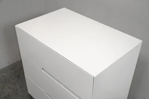 アクタス BLANC 3段チェストの天板と側板の塗装面