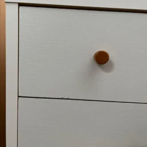 モモナチュラル 6杯チェストの前板上端にある欠け跡