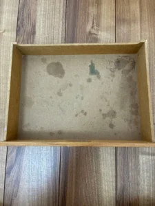 無印良品 スタッキングチェストの引出し底板に残るシミ