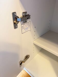 ニトリ コパン 80MRBの扉裏の検査シールとスライド蝶番