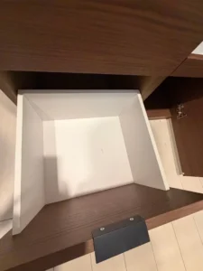 ニトリ エトナ 90KBの引き出し内部と転倒防止金具