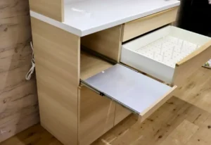 パモウナ キッチンボードのスライドテーブルと引き出しを開いた状態