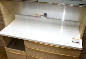 パモウナ キッチンボードの白い光沢仕上げのカウンター天板