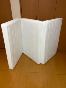 三つ折りにたたんだエアウィーヴ スマートZ01