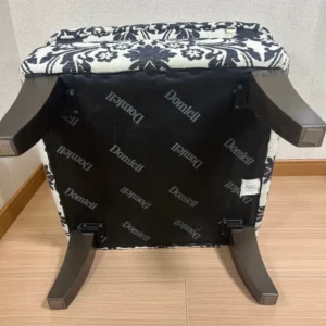 ドミシールのオットマンの裏面と脚部の接合部