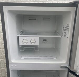 ハイセンス HR-B2302 の冷凍室と回転製氷皿