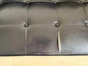 カリモク60 Kチェア 2シーターの座面の縫い目に生じた破れ