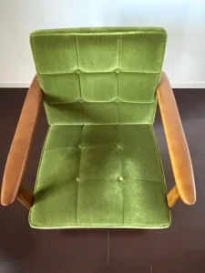 カリモク60 Kチェアの座面と背もたれのモケットとボタン留め