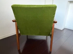 カリモク60 Kチェアの背面の張地と鋲留め