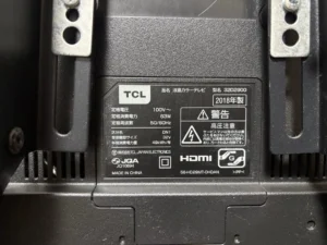TCL 32D2900の銘板（型名と2018年製の表記）