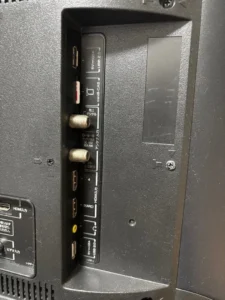 TCL 32D2900の側面端子と、スレのある光沢部分