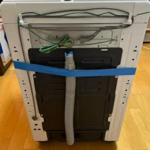 搬出前にホースとコードを固定したNA-F6B1の背面